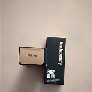 HUDA BEAUTY Easy Blur Foundation - Latte 300N